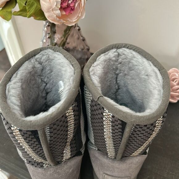 GUC UGG Australia Classic Short Woven UGGpure Lined boots(size 9) - Picture 4 of 13